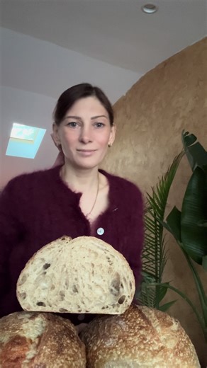 To nie jest zwykły chleb, tylko mój chleb referencyjny. Opowiadam, dlaczego wzoruję się na chlebie Tartine, jaką hydratację ciasta uważam za top of the top i co musi się wydarzyć w miękiszu, żeby powiedzieć: to jest mój idealny bochenek na zakwasie. Włącz dźwięk 🔊 i zajrzyj do środka ze mną. #chlebnaZakwasie #sourdoughbread #tartinebread #artisanbread #microbakery
