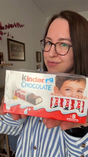 Kinder Schokolade 10×100g – der beliebte Klassiker für Groß und Klein. Zarte Vollmilchschokolade mit cremiger Milchfüllung – der unverwechselbare Kinder Geschmack, den jeder liebt. Perfekt als Snack, zum Teilen mit der Familie oder als süße Vorratspackung für zuhause. ✓ Inhalt: 10 Tafeln à 100g ✓ Original Kinder Schokolade ✓ MHD: 13.09.2026 ✓ Ideal für Kinder, Familie, Büro oder Schule Jetzt bestellen und den beliebten Kinder Geschmack genießen! @Intertrade GmbH #Kinder #Schokolade #Riegel #Süßi