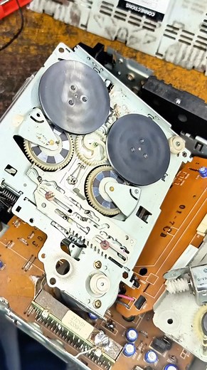 How to Install a Drive Belt on a Vintage Tape Deck Flywheel – Step by Step Guide VintageTech #CassetteTape #RetroRepair #DIYFix #TapeDeck #FlywheelBelt #ElectronicsRepair #OldSchoolVibes #TechRestoration #DigitalCreator | Giyan Circuit