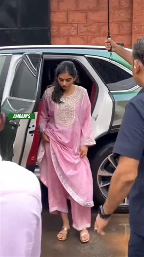 Isha Ambani Enjoys a Rainy Day in Mumbai 🌧️❤️ | Grace & Elegance in Every Step