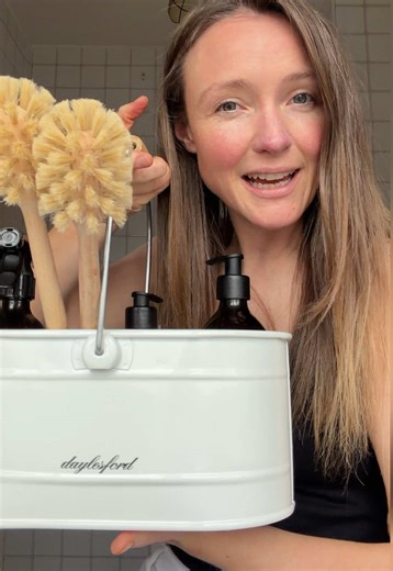 I’m fully in my baskets, brushes and homewares season of life.🧺🧹Just gotta crack on with some laundry before I officially run out of underwear! Thanks for the organic cleaning kit @Daylesford Organic #gift Jeans: @Nobody’s Child