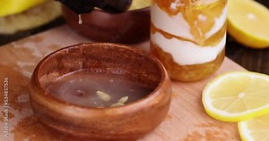 Squeeze the juice out of a ripe and juicy lemon, getting natural lemon juice by squeezing it out of the lemon fruit with hands