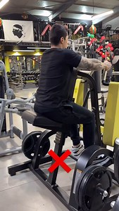 Le tirage horizontal en prise neutre à la machine 💪 Pour bien exécuter le tirage horizontal en prise neutre à la machine, il est important de commencer par un bon réglage du siège. Celui-ci doit être positionné de manière à ce que, lorsque vous tirez, vos coudes arrivent naturellement au niveau des hanches. ☝🏻 Ce positionnement permet d’optimiser le recrutement des dorsaux et d’éviter de sursolliciter d’autres muscles. ☝🏻 Au niveau de la prise, il est important de choisir une prise légèrement