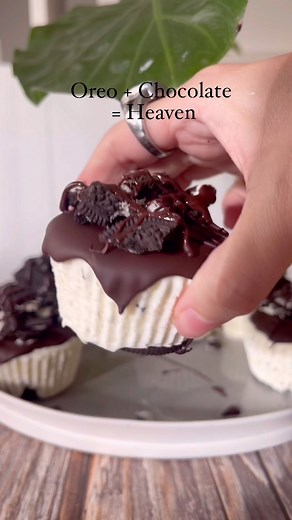 Mini Oreo Cheesecake (no-bake!) 🍪🍫 The creamiest mini Oreo cheesecake with a dark-chocolate cap. 5 ingredients, no oven—SAVE this! Ingredients – makes 6 minis • 6 Oreo cookies (base) 2–3 for decoration • 200 g cream cheese, room temp • 150 g white chocolate, melted • 60 ml heavy cream (¼ cup) • 1 tbsp sugar (optional) • 90 g dark chocolate 70% (topping) Steps 1. Place 1 Oreo in each muffin liner (base). 2. Mix cream cheese melted white chocolate cream ( sugar if desired) until smooth. 3. Spoon