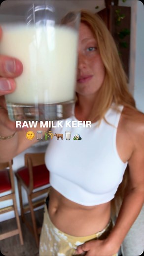 How why to make kefir! ↓🌞🫙🌾🐂🥛🏔️ Kefir is a simple fermented milk beverage which has been enjoyed for thousands of years (originating with nomadic herders in the Caucasus mountains, who fermented milk to preserve it), and for good reason. It’s an incredibly nutrient dense food that supports your most foundational physiological functions: digestion metabolism. And for being so simple easy to make… the health benefits are insane. 🌞 FOLLOW @onearthwithlisa 🌞 Why this fermented dairy bev is s