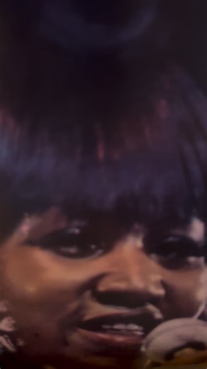 On this day in 1987 Aretha Franklin made history as the first female artist inducted into the Rock and Roll Hall of Fame. Although she couldn’t attend the ceremony, Keith Richards, Clive Davis, and her brother Cecil honored her with a heartfelt speech, « To be the first woman inductee into the Rock and Roll Hall of Fame is a historical moment and indeed a milestone in my career...». . #arethafranklin #chainoffools #nostalgia #thevinylloungemtl #vlmtl | The Vinyl Lounge