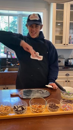 derek is posting his first youtube video at 1k subscribers! link in bio #upcycling #NotOneThing #icecream