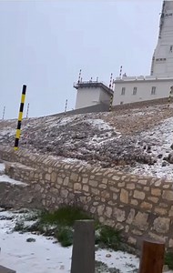 DÉLUGE AU SOMMET DU VENTOUX ! Ce 31 mai 2023, le géant de Provence (1910 m-Vaucluse-France) a connu un impressionnant épisode de pluie et de grêle ! Un très grand merci à la belle Brasserie le vendran pour cette vidéo. #grele #pluie #montventoux | La Place du Village