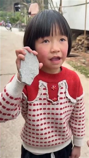 Chinki’s friends made fun of her after seeing her stone-like mobile 😭😥