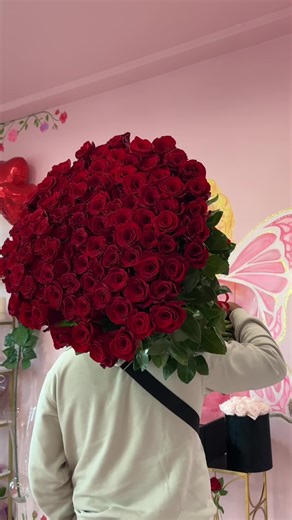 We saw you buying flowers for her, so don’t lie 🤥✨ ⠀ In the video: roses 100 cm, 100 pieces. ⠀ #rougerose #rougerosela #iroseyou #ashotghazaryan #arminegrigoryan #yerevan #erevan #ereone #yereone #losangeles #los #la #hollywood #glendale #burbank #northhollywood #noho #nohowest #shermanoaks #sunland #studiocity #vannuys #valley #pasadena #love #amore #deal #price #rose #rosa #flowers #floral #boutique #california #farm #americanaatbrand