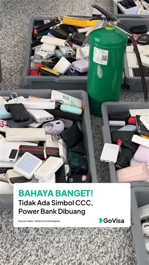 GoVisa on Instagram: "Kamu wajlb tau aturan membawa powerbank ke China. Jangan sampai, powerbank kamu disita karena tidak memenuhi syarat. Powerbank dengan baterai lithium wajib dibawa di dalam tas kabin, bukan di dalam bagasi terdaftar. Alasannya karena jika terjadi insiden panas berlebih atau keluar asap, awak kabin dapat dengan cepat mengidentifikasi sumbernya dan mengambil tindakan pemadaman di dalam kabin. Kalau insiden terjadi di dalam kompartemen kargo yang tidak terpantau, tentu risikony