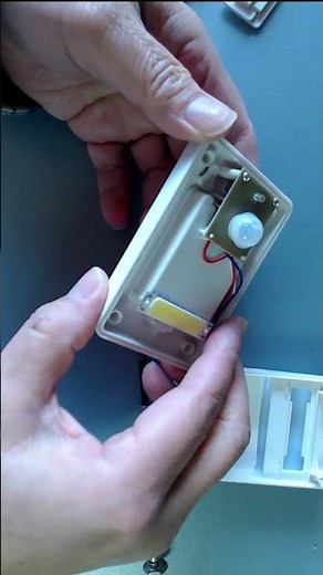 DAISOのセンサーライトと防犯ブザーで作る家庭用防犯装置 #shorts #diy #ダイソー #防犯装置