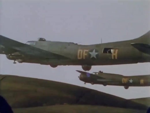 美国 B-17 飞行堡垒轰炸机在 1943 年遭到德国梅塞施密特 Bf 109 战斗机攻击的原始彩色影像。