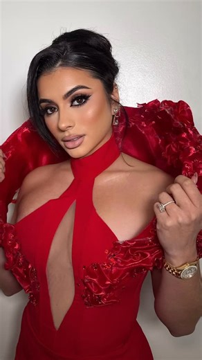 Melanie Mills on Instagram: "GLEAM for your Valentine! Sexy beautiful makeup & body glow using Gleam Face & Body Radiance by @_nicquelxoxo Shop your glow today! #gleamfaceandbodyradiance #bodyglow #bodymakeup #gleambymelaniemills #gleamingskin"