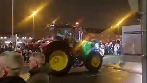 Check out these amazing scenes outside Alder Hey last night, as 110 tractors took to the streets of Merseyside as part of the 2022 Christmas Tractor Run to spread some Christmas cheer and raise money for our hospital 🚜🎄❄️ If you enjoyed the Liverpool Tractor Run and would like to donate to the Alder Hey you still can 💙 Text TRACTOR to 70740 – texts cost £5 plus one standard text rate message and your donation will go towards our Surgical Neonatal Appeal 👶 You can read more about that here: h