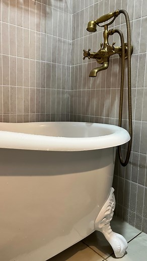 Se isso for um sonho, me deixe nele.. Eu agora tenho uma banheiraaaaa vintage !!! Tô até sem palavras para a legenda.. | Casinha 78 por Bruna Rocha