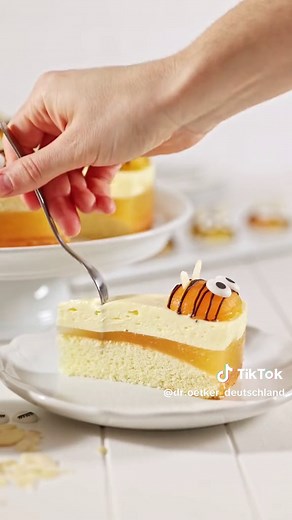 Fruchtiger Aprikosenkuchen mit süßen Bienen