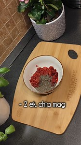 🎂 Sütés nélküli - málnás sajttorta 🎂 Tegnap Laci szülinapjára készítettem 💞🥰 Mindenkinek nagyon ízlett! 🙏 Baba teszt ✔️ MENNYEI 🤩 Hozzávalók egy kisebb tortaformához (20 cm): Ma még finomabb! 🫢😉 🍰 Ropogós tortaalap: - 90 g mandula - 40 g zabpehely - 40 g kókuszreszelék - 10 db datolya - csipetnyi só - pici fahéj ➡️ Aprítóban összedolgoztam, és a tortaforma aljába nyomkodtam. Nekem sajnos nem volt elég datolyám, ezért egy kis kókuszolajjal pótoltam, hogy jól összetapadjon. Hűtőbe tettem,
