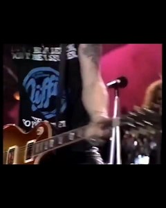 "Down on the Farm" - Guns N' Roses live at Farm Aid. Hoosier Dome, Indianapolis (IN), April 7, 1990. This was Steven Adler's final performance with the band. #throwback | Slash News