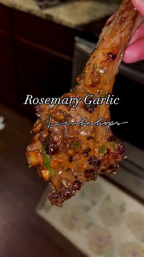 Delicious Pan-Seared Rosemary Garlic Lamb Chops Recipe