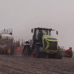 The XERION 12 Series is built to exceed expectations and to stand up to any job you throw at it. This high-horsepower tractor checks all the boxes from efficiency to profitability. ✅ Offers higher efficiency with hydraulic flow of up to 140 gpm and two engine options: 590 hp or 650 hp ✅ Improved maneuverability thanks to its rigid frame that makes for a smoother ride ✅ Enhanced comfort with more legroom and spaciousness ✅ More profitability with unique features that ensure efficiency and growth 