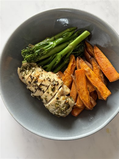 GRAB AND COOK HERBY GARLIC CHICKEN- recipe below! Batching doesn’t need to be complicated, this recipe has just 4 ingredients and takes minutes to make. They are wrapped individually as parcels so you can take out however many you need from the fridge or freezer as and when. Simple, delicious and easy cooking! Ingredients, serves 2 (double, triple or quadruple if you wish!) 2 chicken breasts 20g parsley, finely chopped 2 tbsp olive oil 1 tsp garlic puree salt and pepper Method: Mix the parsley, 