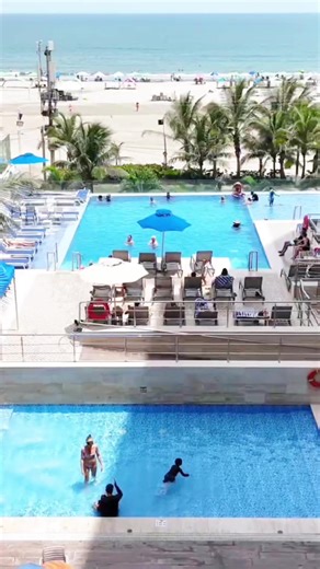 ☀ Así luce un domingo perfecto en Radisson Cartagena🌴✨ Relájate junto a la piscina o disfruta del día en la playa, ¡o mejor aún, ambas opciones!🏖💦 Haz de este domingo una experiencia inolvidable rodeado de sol, agua y todo el confort que mereces. ☀ This is what a perfect Sunday looks like at Radisson Cartagena🌴✨ Unwind by the pool or spend your day at the beach—or even better, enjoy both!🏖💦 Make this Sunday an unforgettable experience filled with sunshine, water, and all the comfort you de
