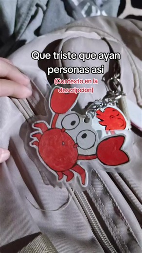 Contexto: justo antier que avía echo el llavero estaba bien asta hoy, aviamos salido a receso y siempre la s mochilas se quedan en el aula y cuando regrese estaba todo normal ya que no abia entrado al aula ala ora de receso ya que avía una parecida y a la hora de salida vi el llavero y estaba asi,no se que paso o quien lo iso pero si se que fue intencionalmente ya que se ve que lo abrieron y le echaron pegamento ;(, al siguiente tutoria ago otro con el de Nakamura#pyfツ