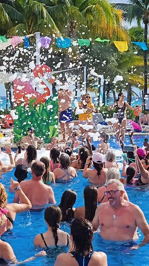Let's Viva Vibe * Best Party Time Ever 🎉🎶😎🍸 Only at Viva Viva Maya by Wyndham ❤️ Playa del Carmen México 🇲🇽 #vivaresorts #playadelcarmen #resort #mexico #vivaresortsbywyndham #allinclusive #vacations #bestvacations #paradise #hotel #party #partytime #vivavibe | Animación Viva Maya by Wyndham