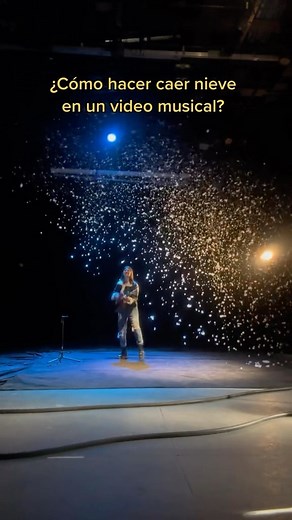 10K views · 260 reactions | ¿Cómo hacer caer nieve en un video musical? Más o menos así  #parati #bts #makingof #videomusical #nieve | Mafer González | Facebook