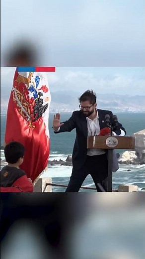 "Me voy a poner la capa": Boric recibe una figura de "Thor" mientras daba un discurso en Antofagasta