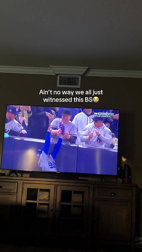 Wtf these yankee fans were out of pocket for this one!! The way they grabed mookie’s hand is CRAZY 🤬 #mookiebetts #worldseries #foxsports #mlb #itfdb #losangeles #dodgers #theynotlikeus #baseball #yankees #ny #la @Pantone 294 @Los Angeles Dodgers @MLBonFOX @MLB @FOX Sports