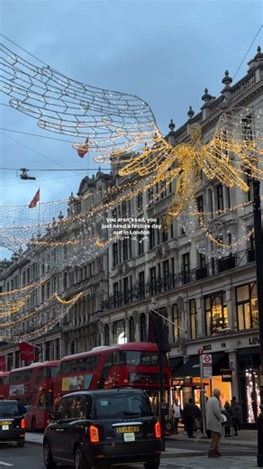 Jess | London life & travel on Instagram: "Christmas in London is so magical 𐙚💫❄️ some of my favourite spots so far this year: 📍@mercatometropolitano for hot chocolate & mulled wine 📍@royalballetandopera to watch The Nutcracker 🩰 📍Duck & waffle and @clos_maggiore for lunch in a beautiful festive setting 🎄 📍Regents Street for Christmas lights & Shopping ✨ 📍Ralph’s pop up in Sloane Square 🧸✨ 📍Leicester Square Christmas Market ⛸️ 📍Chelsea Winter Village - a new light trail 🌟 📍Covent G