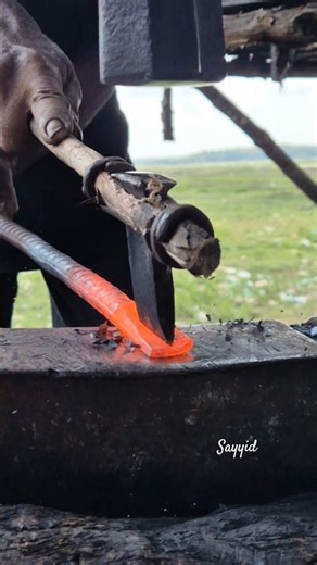 How to shape and split an iron bar to make a crowbar, a versatile tool. #art #usa #viral