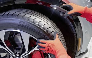 Réparez un pneu avec le kit anti-crevaison