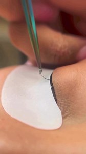 Lash placement is the crucial factor in retention🧐 Here are some wrong lash placement demonstrations.⤵️❎If your lashes are placed too close to the eyelid or not aligned with the natural lash, it could lead to premature shedding.✅Make sure you‘re attaching each extension securely to the natural lash, about 0.5 to 1mm from lash line. This will help prevent irritation. ...Thanks curacoro for the video🙌🏽...#lashplacement #lashextensions #lashknowledge #classiclashes #classiclashextensions #indivi