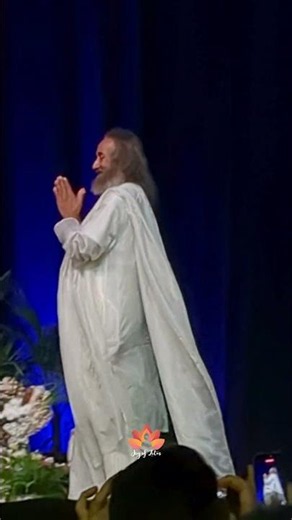 Sri Sri Ravi Shankar Showering Love: Hari Narayan Harey ✨ #Shorts