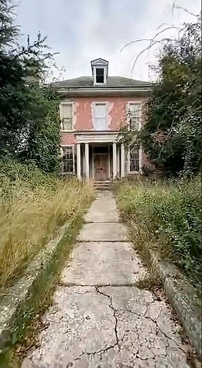 Inside a Pink Abandoned Mansion 😳🌸
