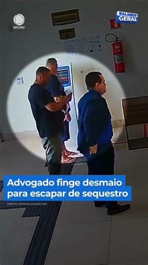 Balanço Geral on Instagram: "Um advogado fingiu desmaio para fugir de um sequestro em Goiás. O homem estava dentro de um cartório e criminosos estavam o obrigando a assinar um documento onde assumia uma dívida de R$600 mil. Ao receber atendimento médico no local, a vítima informou que estava sendo sequestrado. O homem foi hospitalizado com diversas lesões e os suspeitos fugiram. 👉 Assista à reportagem completa do #BalançoGeral em R7.com/balancogeralmanha"