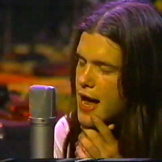 “I just want someone to say to me, oh, I'll always be there when you wake, yeah. You know, I'd like to keep my cheeks dry today.” • Thank you Blind Melon for this song. And for all of your songs, really. • #grungebible #blindmelon Video credit: https://youtu.be/5x1BJ-V5u8c | The Grunge Bible
