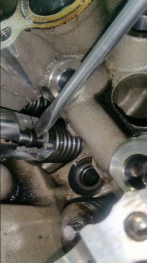 Valve keeper installation #mechanic #tips