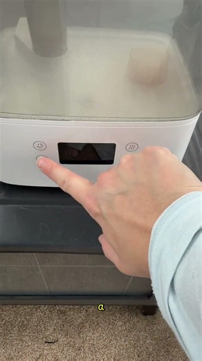 Easy top-fill humidifier with automatic humidity control