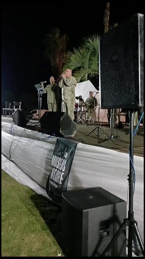La Banda de músicos de la Escuela de Músicos del Ejército con #pablococina🇺🇾 y #CarolinaAlvarez