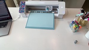 This is a quick #TimelapseCraft​ to give you inspiration for your next project, but don't worry we offer the full step by step tutorial too! You can read exactly how to do this in the FULL TUTORIAL for you right here 👇 How to Use Silhouette Sketch Pens in CAMEO 4 for Beginners Tutorial 🔥https://www.silhouetteschoolblog.com/2017/12/silhouette-sketch-pens-tutorial-for.html ⏰ SAVE TIME CRAFTING AND LET SO FONTSY DO THE DESIGNING ⏰ So Fontsy Single Line Sketch DESIGN USED in this project can be fo