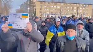 Melitopol residents on protest against Russians who kidnapped their mayor