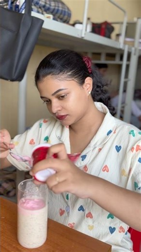 Hostelil life saving breakfast recipe🍓🍧 simple overnight oats 💃😋#shorts #shortsfeed #trending