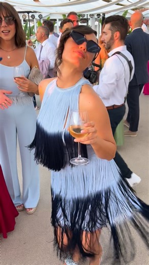 ANNAGIULIA on Instagram: "Custom made for Cristina✨ Irriverente, divertente, fuori dagli schemi. Questo completo è @cri_cuore al 100%. Per lei abbiamo creato un 3 pezzi custom che gioca con movimento e carattere: un choker con frange degradé dal color cielo al blu notte, un top e una gonna in cady, entrambi rifiniti da frange che danzano ad ogni passo. Un richiamo agli anni ’20, ma riscritto in chiave cool, attuale, senza nostalgia. Un outfit che non chiede permesso, ma prende spazio. Perché qua