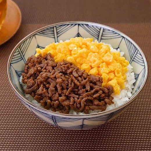 シンプルで美味しい♪ 合い挽き肉の2色そぼろ丼のレシピ動画・作り方 | デリッシュキッチン