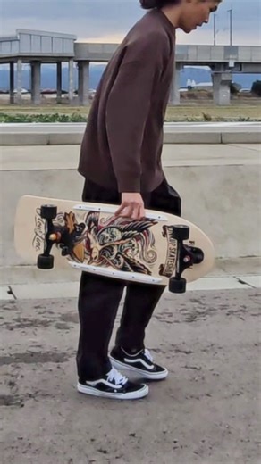 itta｜Flow surfskate on Instagram: "New Deck Day ✨ オリジナルデッキのテストライド🏄 ​やっぱりこの太さは、軸をガッツリ倒しやすいし、 ターンの切り返しもスムーズ。 ​フィーリング、最高です🤝 ​今月末か来月末には再入荷予定！ オンラインショップにも出品しますので、 是非使ってみてくださいね😉 Testing out my original deck 🏄 ​As expected, this width is the key. It makes it easy to lean deep into the axis, and the rail-to-rail transitions are smooth. ​The feeling is just the best 🤝 ​We are planning a restock for the end of this month or next! I'll be listing it on the online shop, so I definitely want you guys to