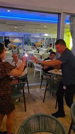 希腊摔盘子（Plate Smashing）是一种充满情感和热情的希腊传统文化象征，通常在庆祝场合进行，旨在表达极致的欢乐、释放情绪！这一动作寓意“岁岁平安”，通过摔碎盘子打破旧事物，迎来新开始，